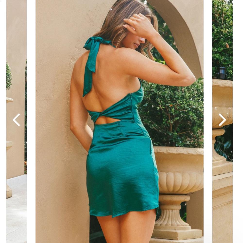 Absolutely BEAUTIFUL green halter top dress with very pretty back.